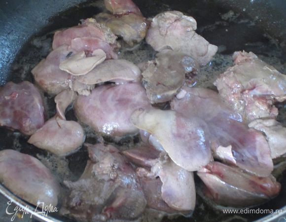 Печенку выложить на хорошо разогретую сковороду и обжарить 4-5 минут. 