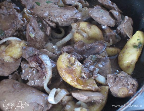 В маленькой кастрюльке вскипятить вино и варить 5 мин. Добавить мед  и уксус, довести до кипения и снять с огня. К печени добавить лук, яблоки, майоран, влить винную смесь и тушить 4-5 минут.