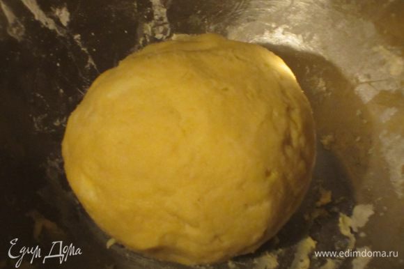 Тесто: Соединить 100 г сливочного масла, 40 г сахарной пудры, щепотку соли, 1 яйцо, муку и замесить тесто. Сформировать шар, завернуть в пищевую плёнку и положить в холодильник на 30 минут.