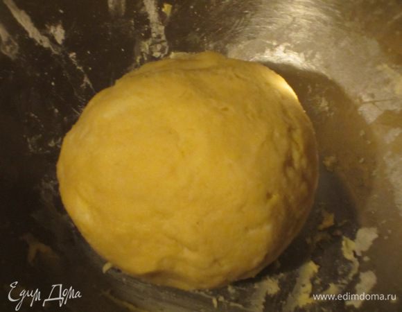 Тесто: Соединить 100 г сливочного масла, 40 г сахарной пудры, щепотку соли, 1 яйцо, муку и замесить тесто. Сформировать шар, завернуть в пищевую плёнку и положить в холодильник на 30 минут.