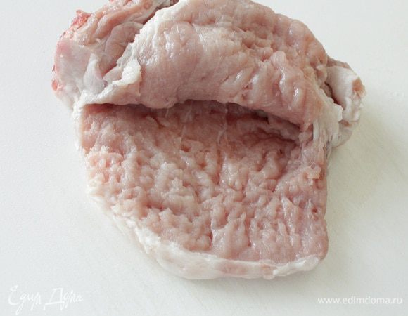 Отбить каждую половинку мяса.