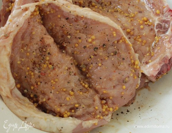 Хорошо смазать маринадом каждую отбивную, сложить в отдельную посуду, накрыть крышкой и поставить в холодильник на 1 час, можно и подольше.