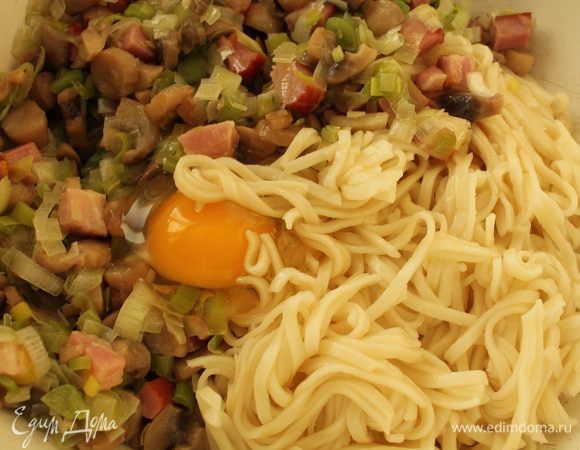 Приготовить начинку: грибы  почистить, нарезать пластинками, белую часть лук-порея нарезать полукольцами, копченую грудинку мелким кубиком, лапшу отварить до готовности. Обжарить грибы на растительном масле до испарения жидкости, добавить лук порей и копченую грудинку, перемешать и прогреть одну минуту, остудить под крышкой. Добавить к отваренной лапше, добавить одно маленькое яйцо (оно скрепит начинку), соль и перец по вкусу, по желанию можно добавить зелень. Перемешать. Количество продуктов для начинки приблизительное, зависит от величины отбивных.