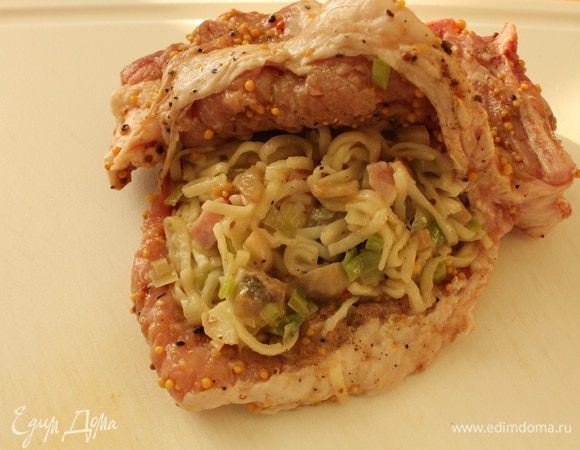 Нафаршировать каждую отбивную, оставляя свободные края. Теперь есть два варианта как соединить края отбивной. Можно это сделать с помощью зубочисток, так надежней, особенно для тех, у кого еще мало кулинарного опыта.