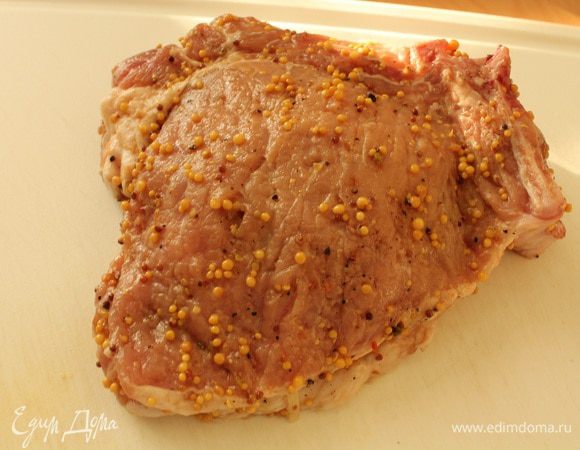 А можно смазать края отбивной слегка взбитым яичным белком и потом соединить их (я делаю этим способом). Не переусердствуйте с количеством начинки.