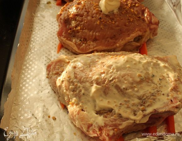 В противень или форму для запекания выкладываем двойной слой пергамента или фольги. Затем брусочки почищенной моркови, чтобы отбивная не подгорала и не прилипла во время запекания. Каждую отбивную смазать сметаной. Запекать при 180 градусах 40 минут, до румяной корочки (я запекала в электродуховке в режиме конвекции). Готовым отбивным дать отдохнуть 5 минут и можно подавать на стол с овощами или любимым вами соусом. Приятного вам аппетита!