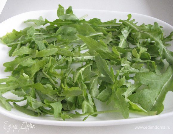 Зелень руколы промыть, обсушить и выложить на блюдо.