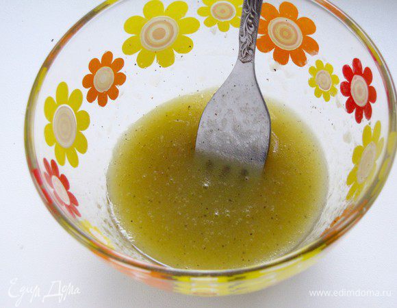 Для заправки смешать оливковое масло, лимонный сок, горчицу и мед. Посолить, поперчить и взбить до состояния эмульсии.