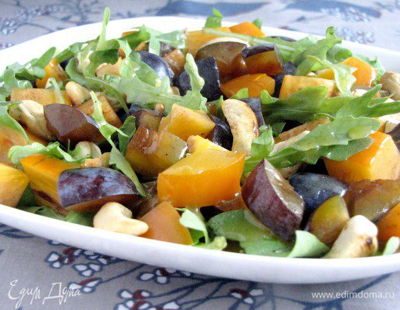 На руколу выложить нарезанные сливы и хурму. Посыпать орешками и полить заправкой. Подавать к столу, желательно к мясу. Ну очень вкусно!)))