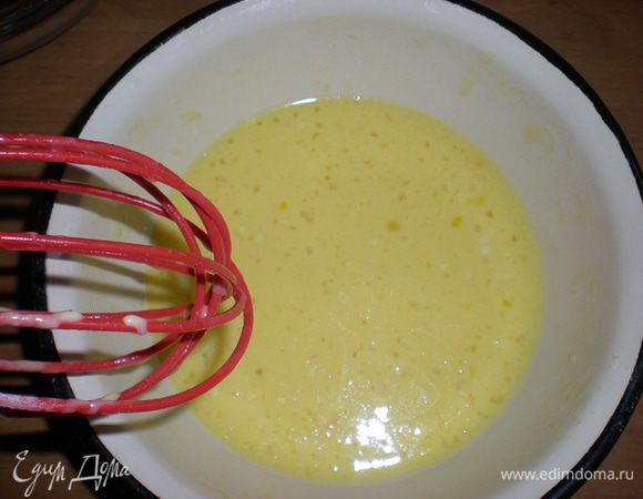 Первым делом нужно сварить гречневую кашу и остудить ее. 
Яйца взбить с молоком, добавив щепотку соли. Всыпать муку, размешать, чтобы не было комочков, и влить 1 ст.л. растительного масла в тесто. Я масло лью сразу в тесто, а блинную сковороду потом не смазываю.
