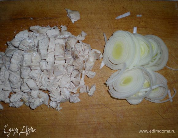 Блинчики готовы, можно приступать к приготовлению начинки. 
Куриное филе отварить и мелко нарезать. Лук-порей нарезать колечками. В небольшом количестве растительного масла обжарить лук-порей до румяного цвета, добавить измельченное филе. Обжарить еще минуты 2-3.
