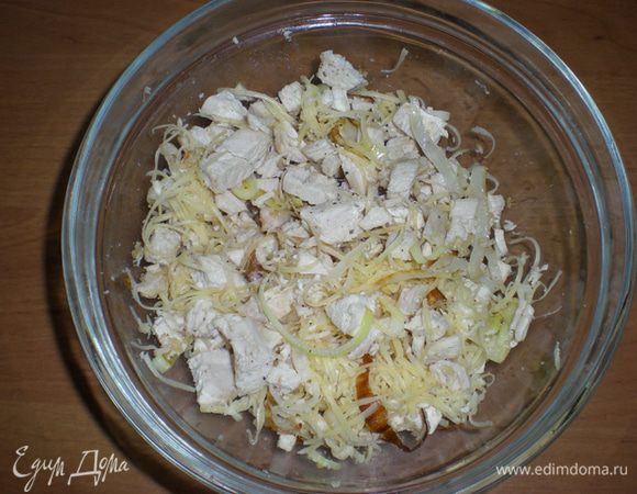 К остывшему мясу добавить натертый сыр. Посолить и поперчить по вкусу. Перемешать.
Безусловно, начинку можно брать любую, которая больше всего нравится вам.
