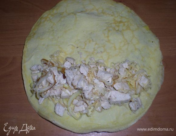 А сейчас будем сворачивать блинчики. Для этого на поджаренную сторону выкладываем начинку.