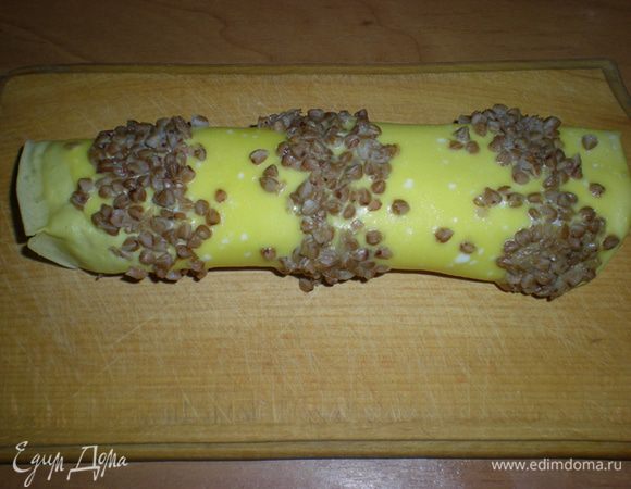 И сворачиваем блин рулетиком гречкой наружу.