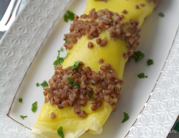 Блинчики нужно прогреть в духовке или микроволновке несколько минут, чтобы сыр расплавился. 