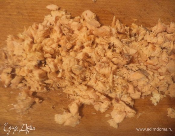 Стейк лосося положить в смазанную маслом форму для запекания, сбрызнуть оливковым маслом. Запекать при температуре 200 градусов около 20 минут. 