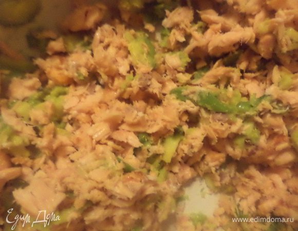 Рыбу мелко нарезать. Авокадо вымыть, разрезать пополам и удалить косточку. Очистить кожуру, мякоть размять вилкой до консистенции пюре. Перемешать в миске лосось и авокадо, добавить сметану, горчицу и лимонный сок, перемешать.