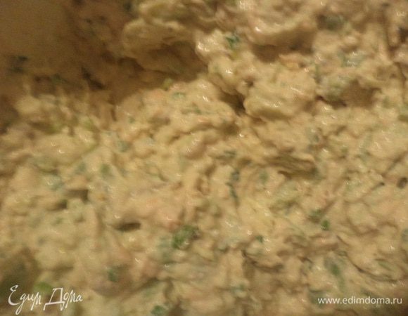 Получившуюся массу посолить и поперчить, перемешать. Перья зелёного лука мелко нарезать, перемешать с массой.