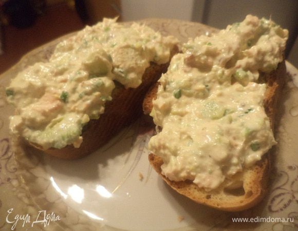 Батон нарезать ломтиками, слегка подсушить в духовке или в тостере. Выложить на ломтики хлеба бутербродную массу. Приятного аппетита!