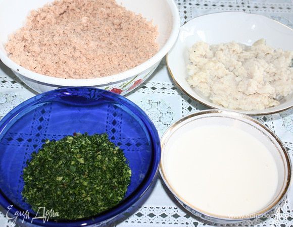 Филе горбуши отварить с лавровым листом, луком, солью, перцем горошком до полной готовности. Филе хека отварить с лавровым листом, солью и перцем. Рыбу варим в разных кастрюлях. Дать остыть. Желатин замочить в остывшем бульоне бульоне (250 мл). Готовый желатин смешать с майонезом, добавить лимонный сок. Горбушу и хек взбить в блендере (отдельно), добавить соль и перец по вкусу. Петрушку мелко нарезать