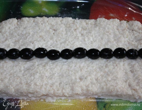 По 5 ст.л.  майонеза с желатином добавить к горбуше и хеку. Петрушку добавить к оставшемуся майонезу. Все порции хорошо перемешать. На пищевую пленку выкладываем первый слой рыбы. Это хек. Разровнять и выложить маслины. Завернуть в рулет. Отравляем в холод для застывания.