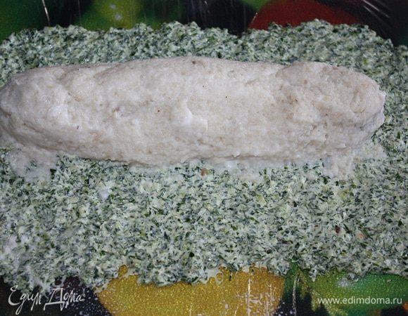 Пока первый слой застывает, выкладываем второй слой рулета – это майонез с петрушкой. Разровнять, выложить первый рулет и завернуть. Отправляем в холод.