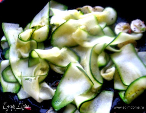 Через 30 секунд отправить в сковороду цукини.