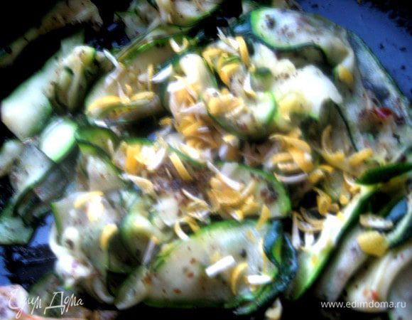 Добавить в сковороду, перемешивать на среднем огне.