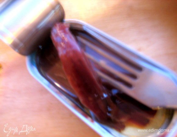 Открыть баночку анчоусов в масле и вытащить пару-тройку рыбок.