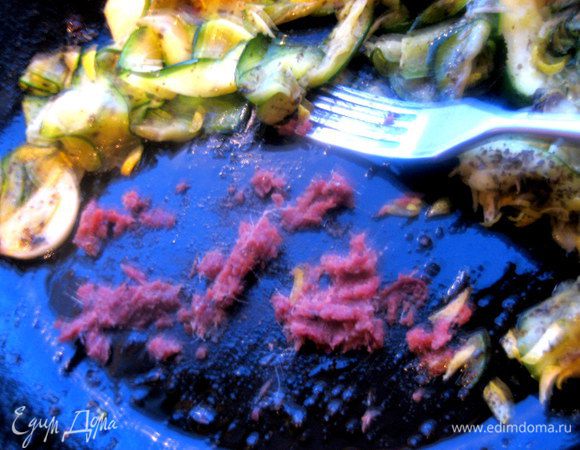 Отодвинуть овощи и прямо в сковороде размять рыбку в кашицу. Остальные пойдут на украшение!