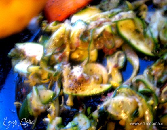 Влить сок половинки лимона и продолжать греть цукини на сковороде... всего минут 5-10. Соль, перец по вкусу, но я ничего не добавляла!