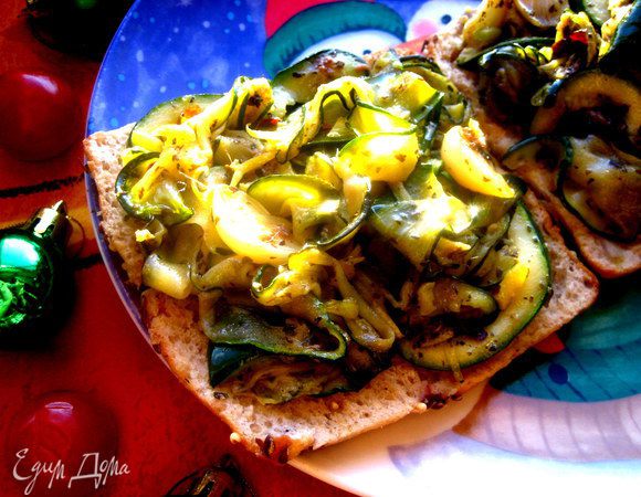 Накладываем половину тёплой смеси овощей.