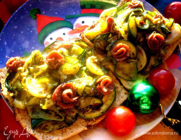 Из оставшихся рыбок крутим рулетиком розочки и втыкаем сверху.