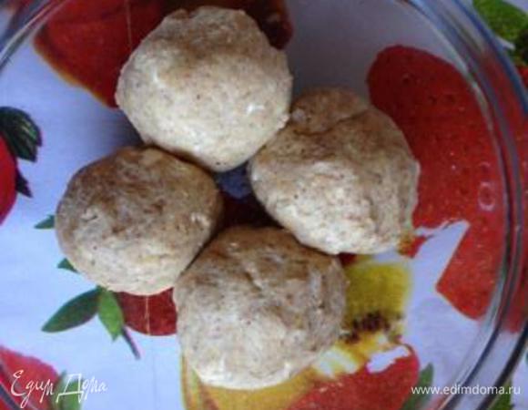 Замесить гладкое тесто, разделить на 4 равные части, накрыть пищевой пленкой и отправить в холодильник на пару часов.