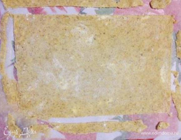 Раскатать 1 шарик теста на присыпанном мукой пергаменте, обрезать под нужный размер и перенести вместе с пергаментом и обрезками в разогретую до 180 духовку. Выпекать примерно 10 мин. до золотистости (ориентируйтесь по своей духовке).