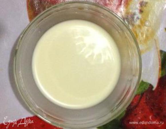 Для крема полпачки порошка ванильного пудинга развести в 3 столовых ложках молока.