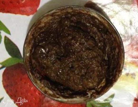 Остальное молоко довести до кипения со 100 г сахарной пудры, снять с огня, тонкой струйкой влить разведенный пудинг, перемешать. Вернуть на огонь и постоянно помешивая, варить в течение 1 мин. Горячий крем разделить пополам и в половине растопить 100 г шоколада, а во второй половине - пакетик ванильного сахара.