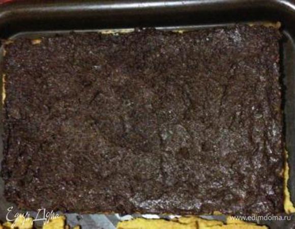 Весь шоколадный крем сразу же (теплым) нанести на нижний (целый) корж торта.