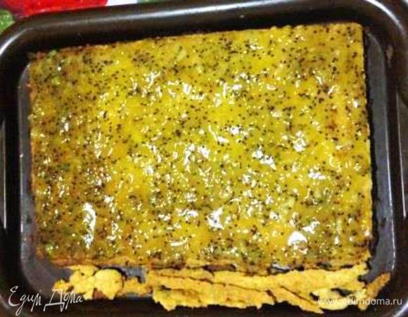 Сверху выложить 2-й целый корж и распределить на нем половину джема.