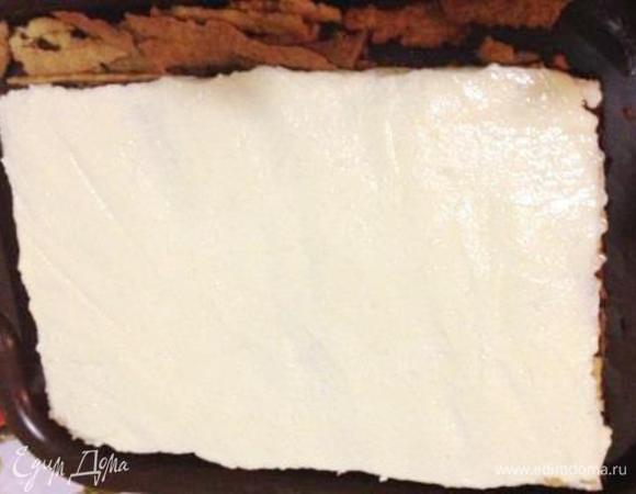 В оставшийся остывший крем, взбивая, по 1 ст.л. добавить 100 г размягченного сливочного масла и ром. Намазать полученным кремом 3-й целый корж.