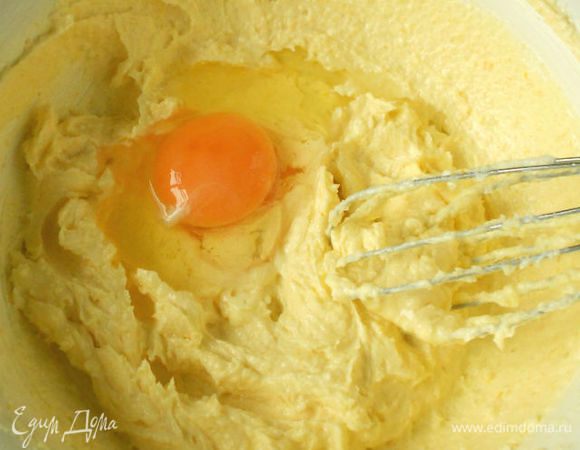 Введите туда же 1 яйцо. 



