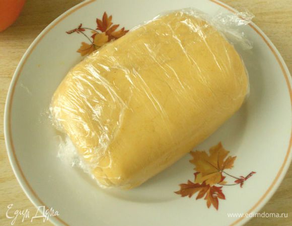 Смешайте муку и разрыхлитель и быстро замесите тесто руками. Заверните в пищевую плёнку и охладите не менее 30 минут. (Я пекла это печенье дважды и во второй раз мне понадобилось больше муки. Возможно, потому, что яйцо было очень крупное.Добавляете больше, доверяя интуиции.)