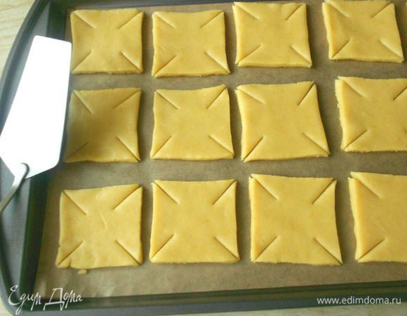  Каждый квадрат надрезать из четырех углов к центру на 2 см в глубину. (Мне было удобно надрезать тупым концом лопатки). В центр положить немного пюре. 