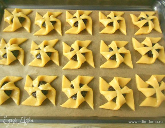 От второго яйца отлить примерно 2 ч.л. белка, оставшийся белок и желток  взбить венчиком и кистью смазать печенье.
Выпекать по 1 противню в предварительно разогретой духовке (электрическая духовка: 200°C / с конвекцией 175°C / газ 3).  Выпекать в течение 8-10 минут. Охладить на решетке.

