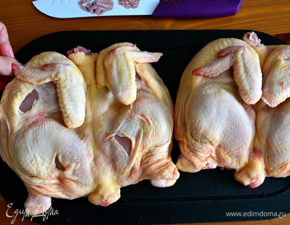 Духовку включить на 200 С. Цыплят обмыть и обсушить бумажным полотенцем. Разложить каждую тушку "книжкой", как для цыплят табака... Сделать в нескольких места на коже надрезы.   