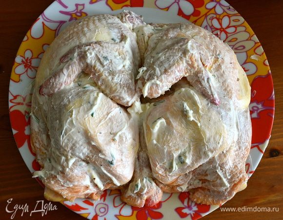 Посолить и поперчить цыплят. А затем через надрезы на коже начинить цыплят сырной массой, стараясь протолкнуть и распределить ее под кожей... Затем также смазать тушки маскарпоне с внешней стороны, по коже. 