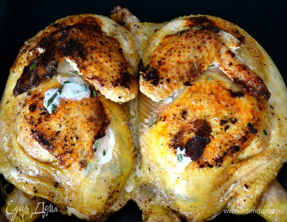 Затем перевернуть цыпленка и обжарить с другой стороны. Поступить точно также со вторым цыпленком. 