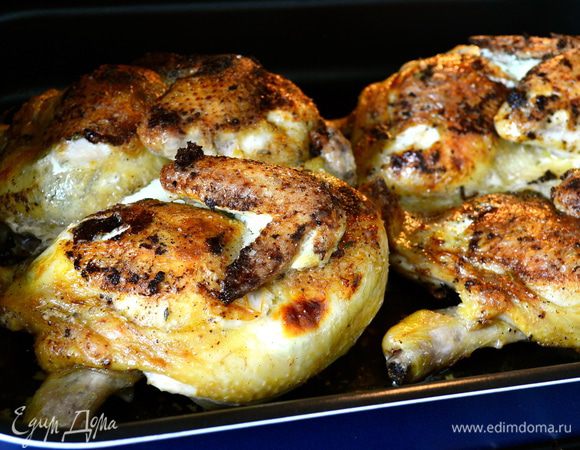 Уложить цыплят в форму для запекания и поставить в духовку на 30-40 минут. Время запекания контролировать в зависимости от размера цыплят. 