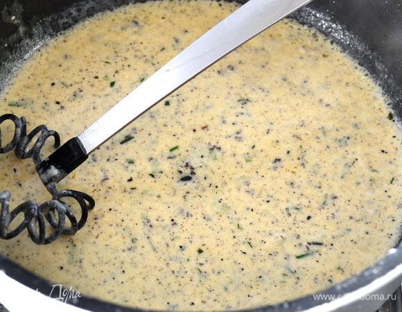 В сковороду, где жарились цыплята, выложить оставшийся маскарпоне, добавить лимонный сок. На медленном огне в течение 3-4 минут уварить все до состояния густого соуса.