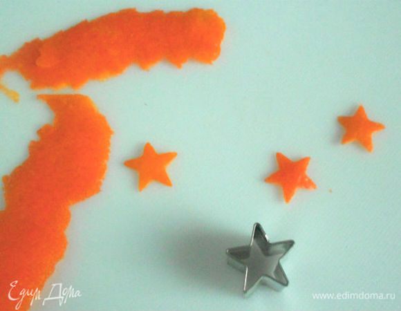 Снять тонко цедру со второй половины апельсина, вырезать формочкой мелкие звёздочки. Обмакнуть их сначала в белок, затем в сахарный песок и приложить в центр каждого печенья. (Этот пункт по желанию.)

Хюва руокахалуа! Приятного аппетита!